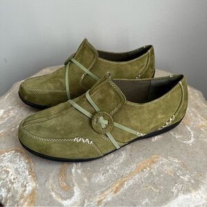 Classique Women’s 9 Green Suede Loafers Olive Slip-On Flats Shoes